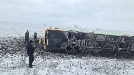 В Хмельницкой области перевернулся автобус с пассажирами: есть пострадавшие - 285x160