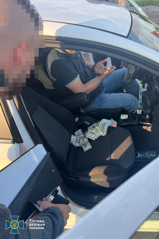 Знайдені грошу правоохоронцями. Фото: СБУ