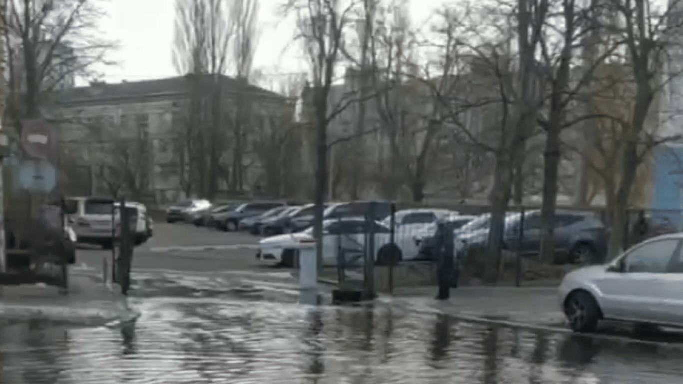 У Києві стався масштабний прорив магістралі — у частині будинків відсутня вода