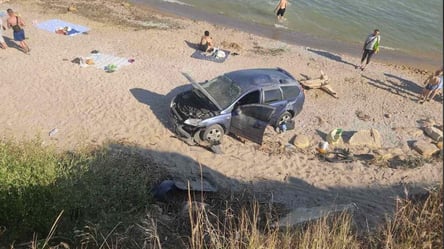 Ребенка госпитализировали — появились подробности падения автомобиля на пляж Одесчины - 285x160