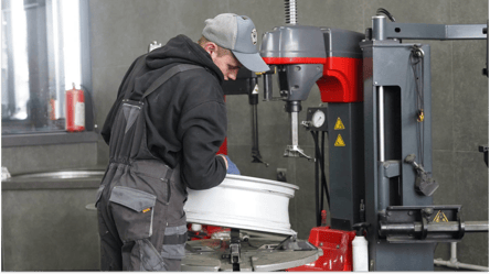 В Одесі виросли ціни на шини: скільки коштує перевзути авто - 290x160