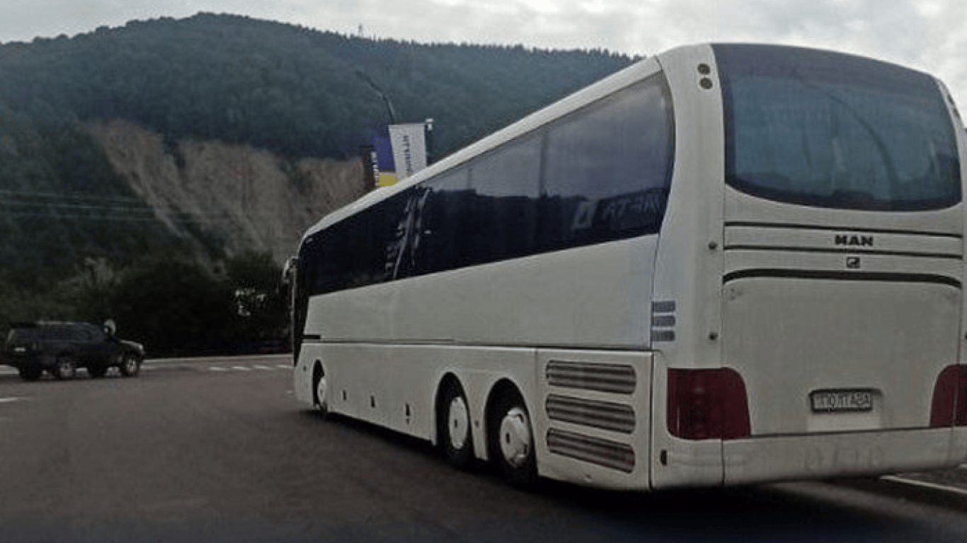 В Яремче співробітники ТЦК забрали водія туристичного автобуса з робочого місця