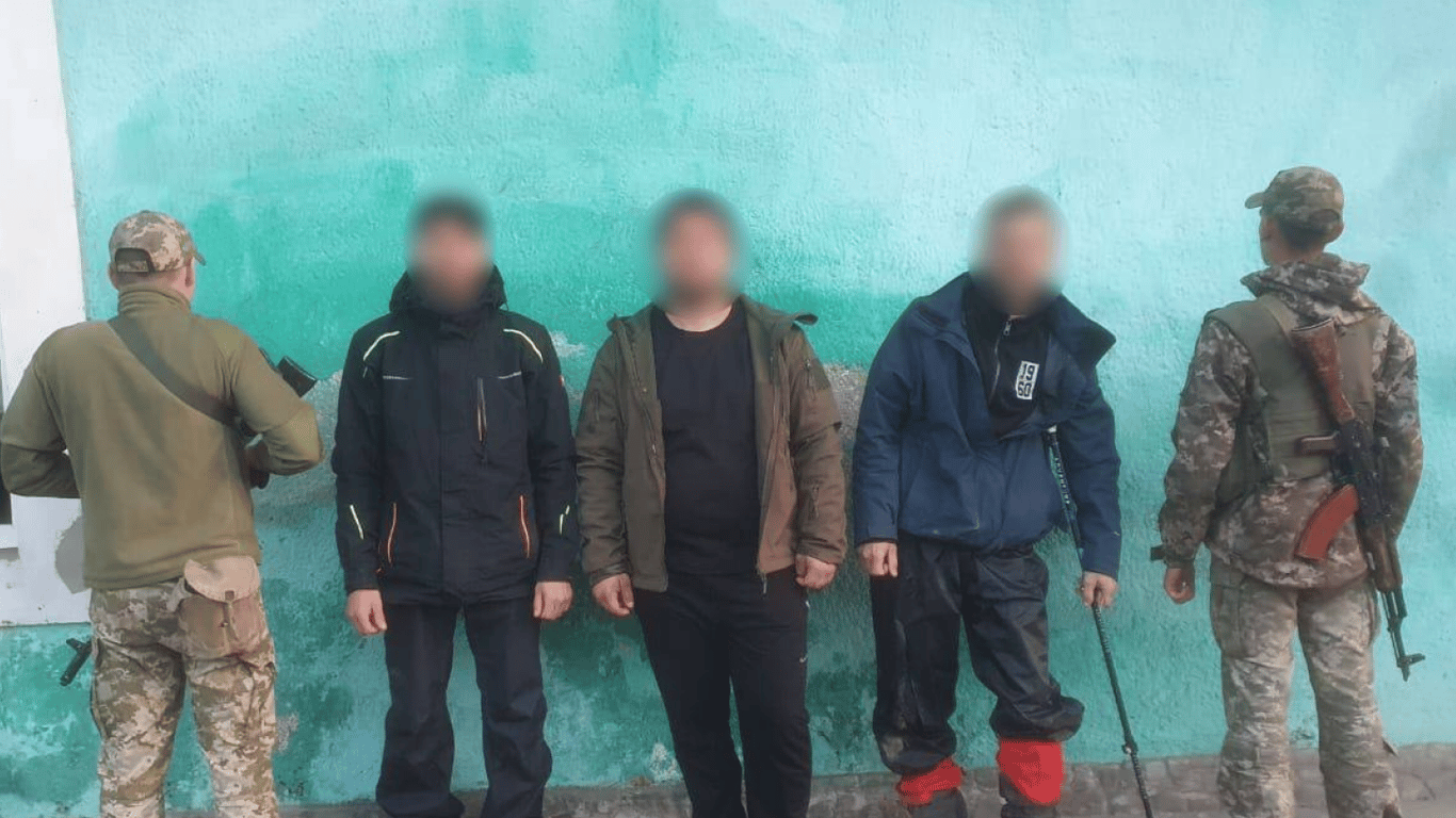 Пограничники задержали мужчин, которые хотели покорить горы украинско-румынской границы