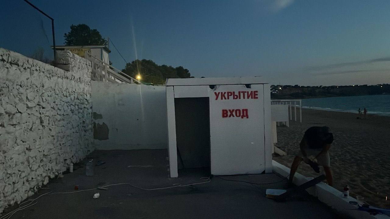 Шел третий год войны — оккупанты в Севастополе устанавливают укрытие на пляжах - фото 2