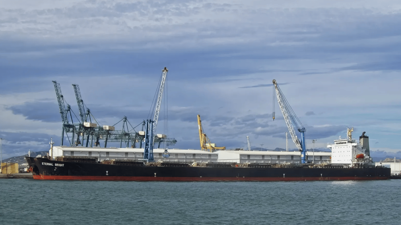 Понад тридцять суден завантажуються у портах Одещини — деталі