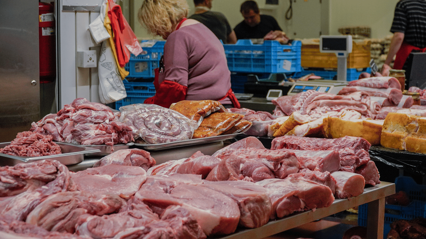 Цены на мясо обгоняют зарплаты: на сколько подорожали курятина, свинина и говядина