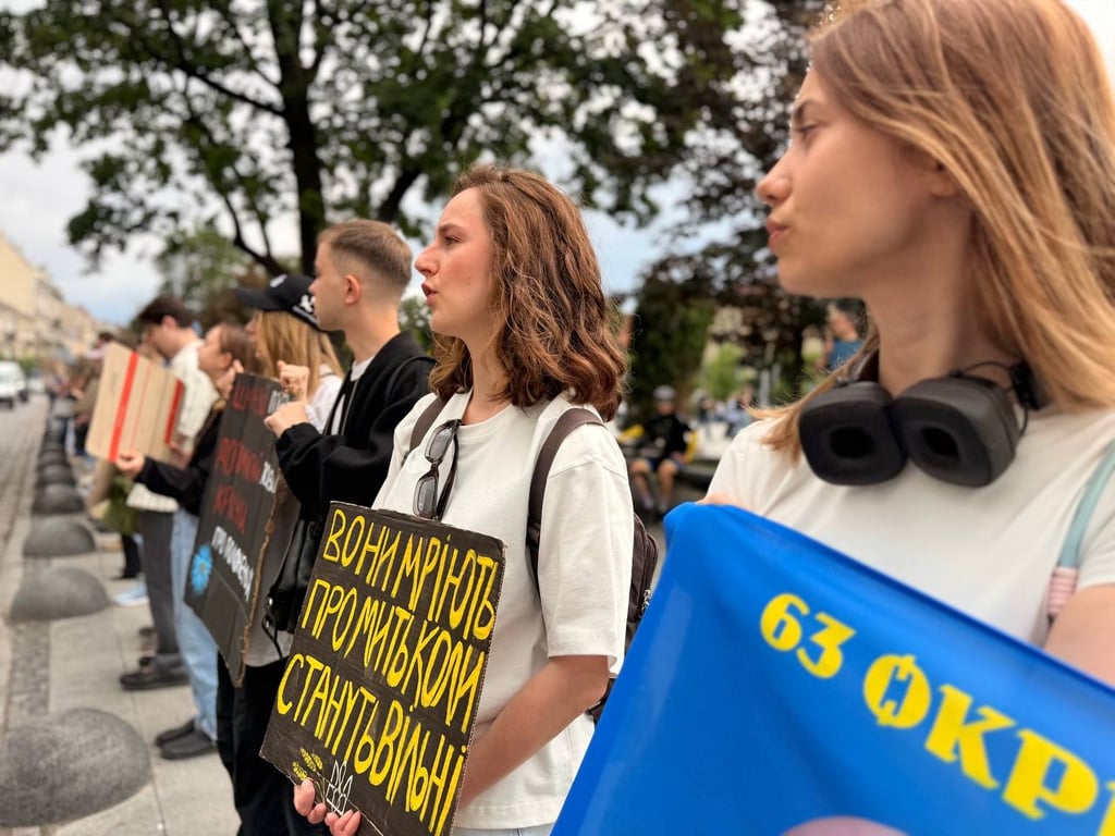 "Полон вбиває": у Львові рідні захисників вийшли на мітинг - фото 1