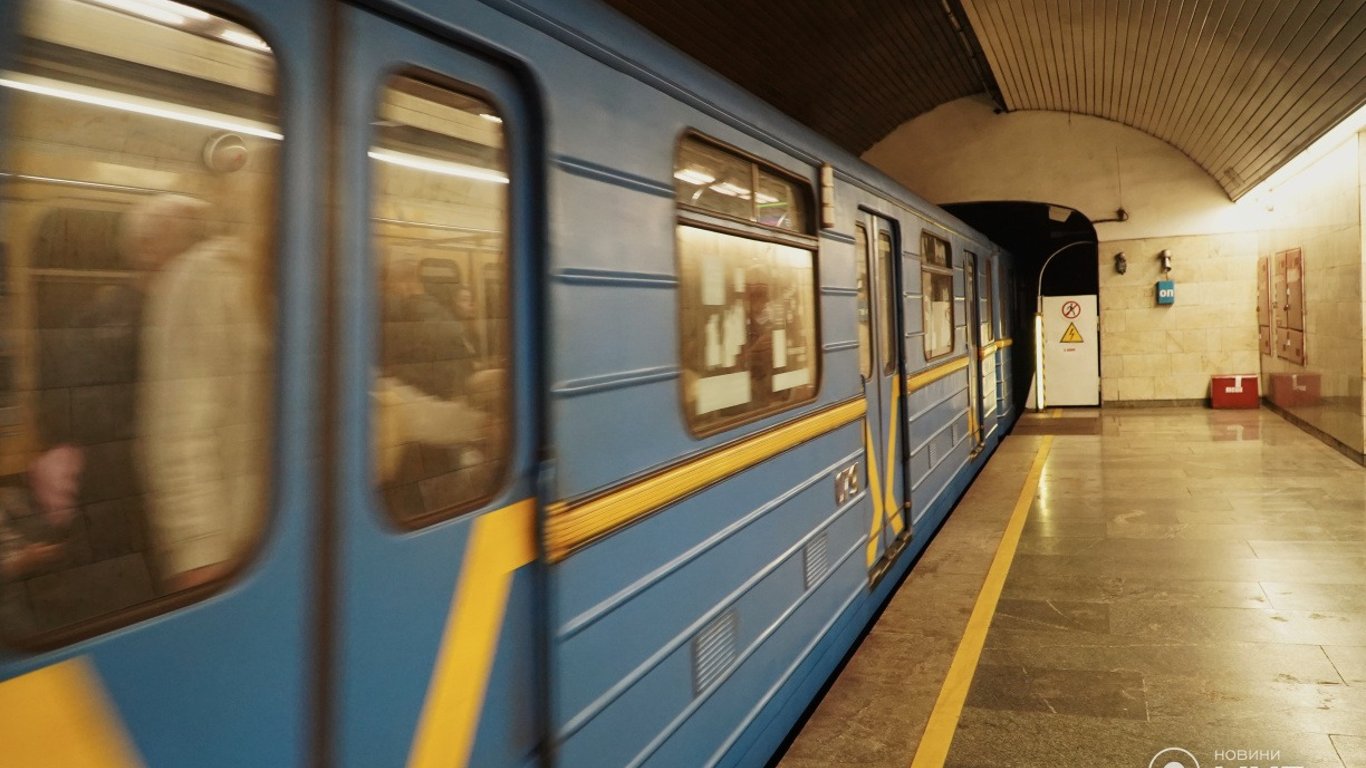 КМДА перекрила чотири станції метро — пасажир впав під електричку