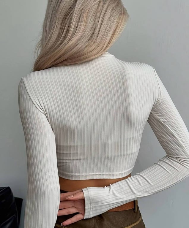 Кроп-топ може вписатися в будь-який образ