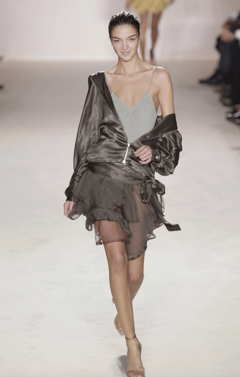 Асиметрична спідниця стане в нагоді в будь-які ситуації