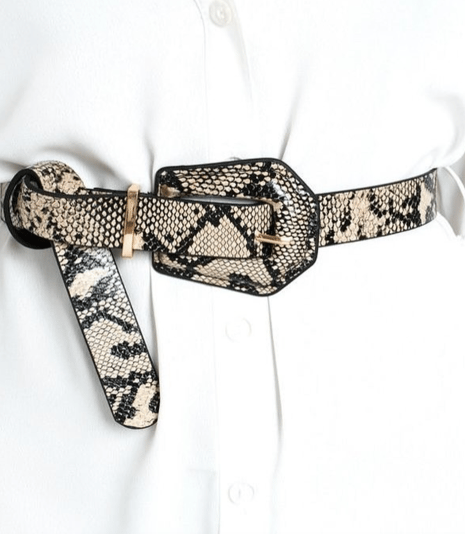 Пояс зі зміїним принтом чудово пасує до білого