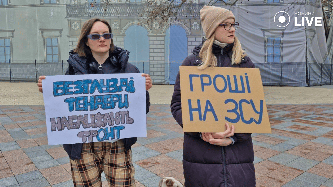 Молчаливая акция в Одессе возле мэрии люди собрались на митинг - фото 3