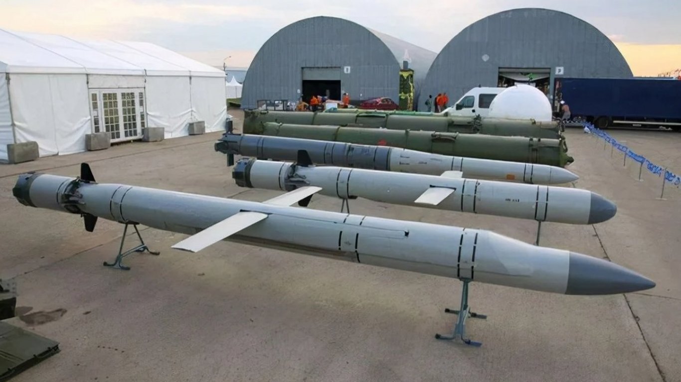 Росія продовжує накопичувати зброю для майбутніх обстрілів України — в запасі 870 ракет