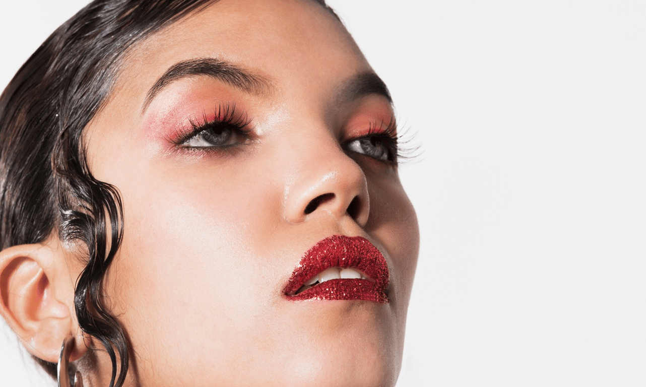 Червона помада в образі повертається