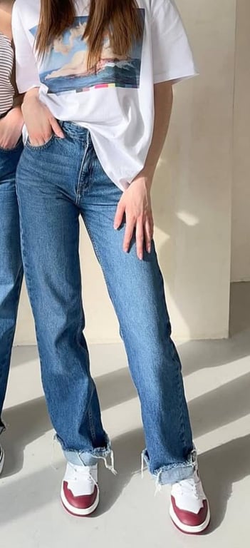 Джинсы с футболкой – более классический вариант образа.