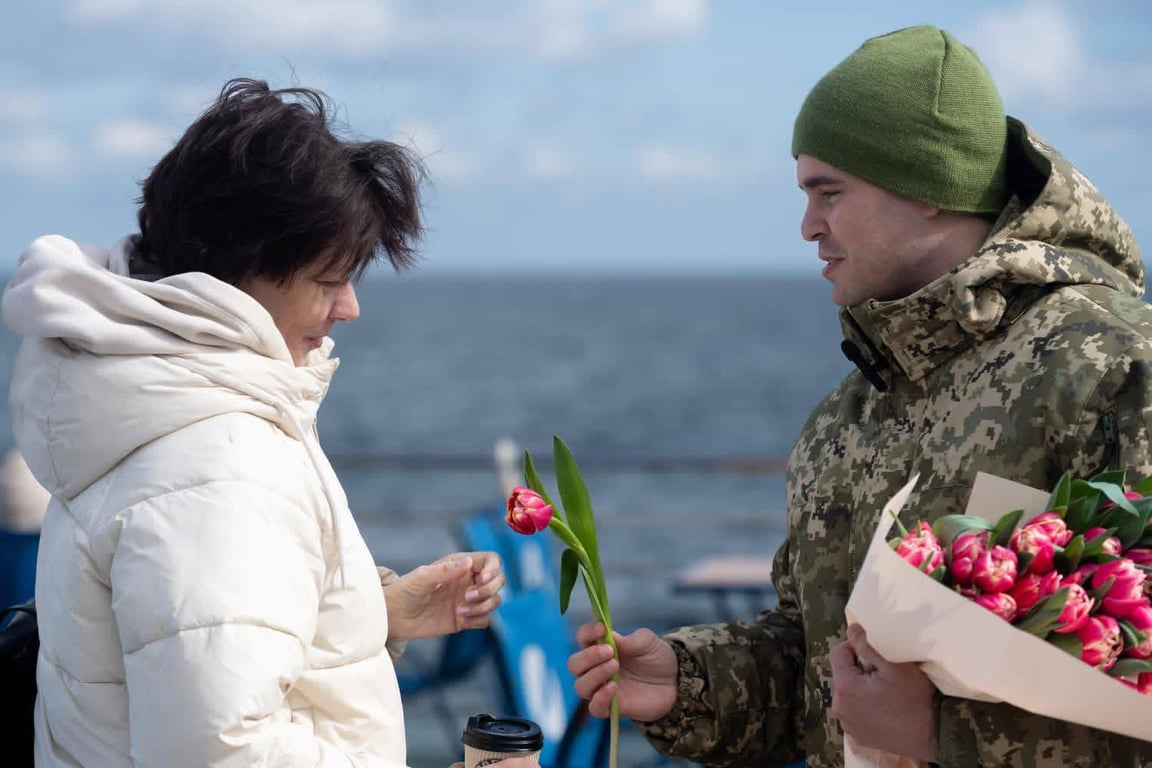 Одеситка отримує квіти від прикордонників