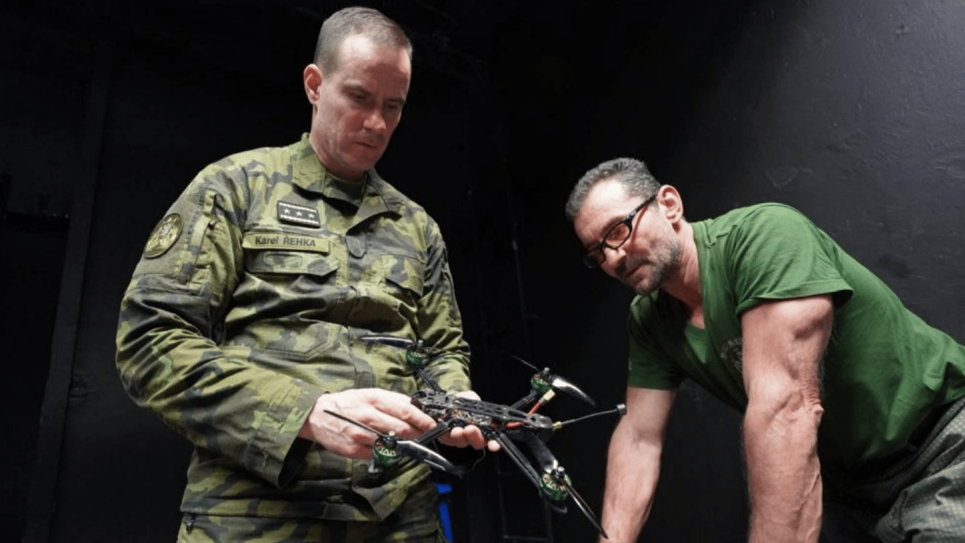 Благодійники із Чехії придбають 10 тис. FPV-дронів для українських військових