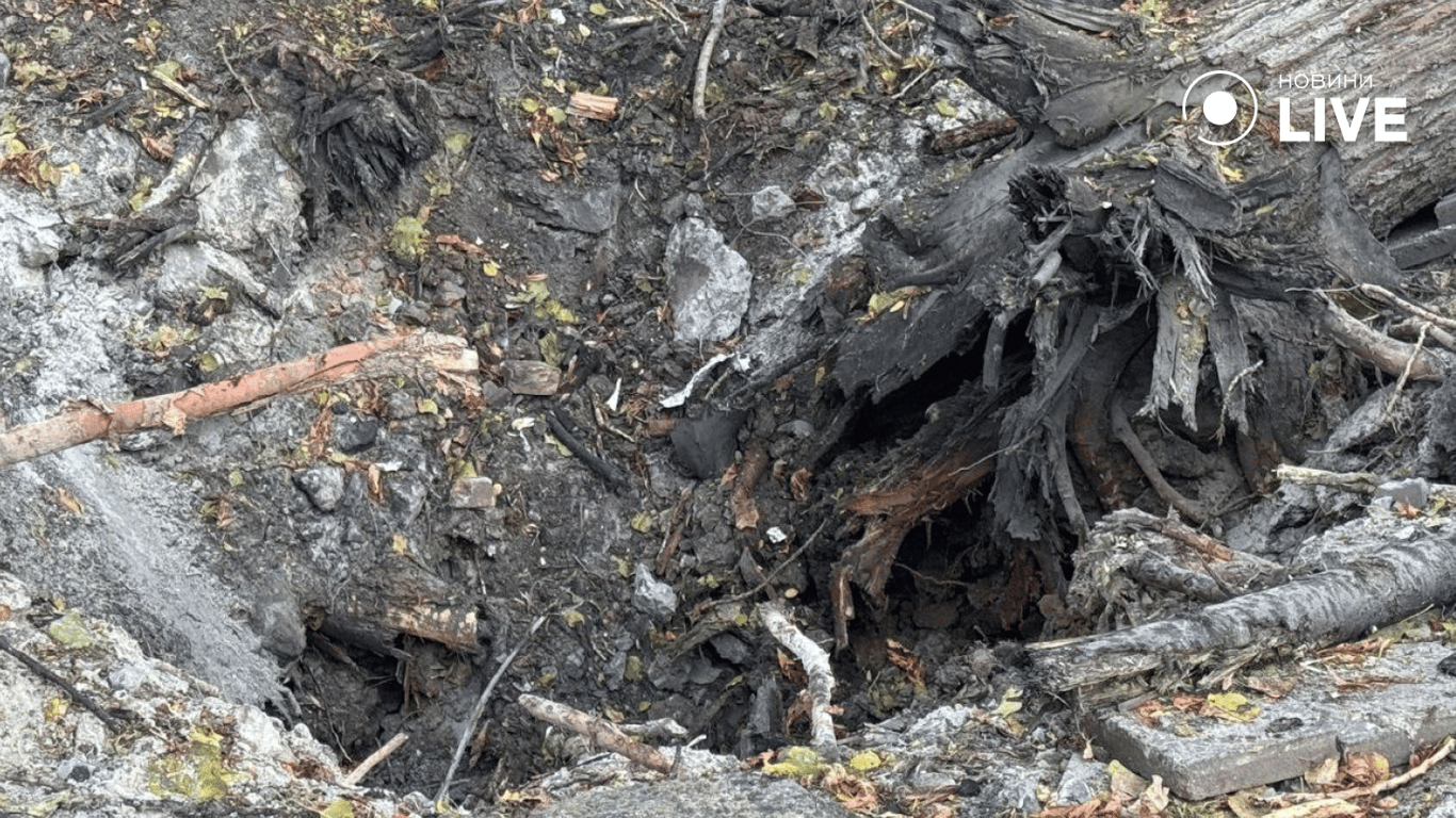 Вирва від падіння ракети. Фото: Новини.LIVE