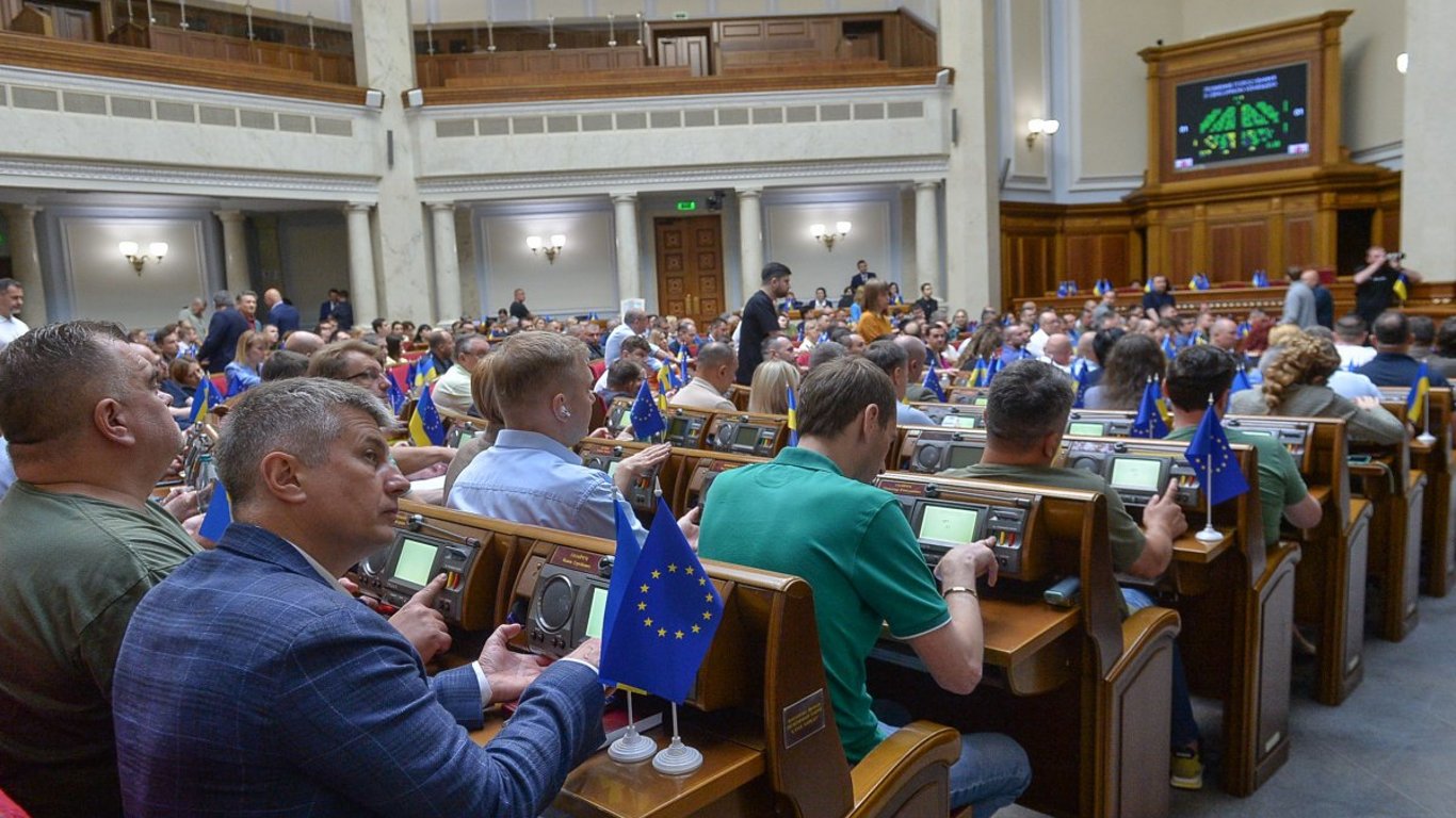 Рада продолжила мобилизацию и военное положение в Украине