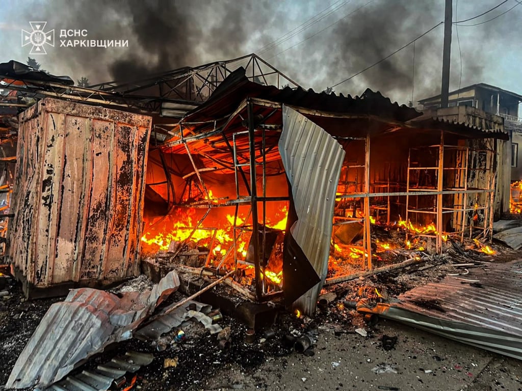Ліквідація пожежі у Великому Бурлуці, яка виникла внаслідок удару РФ