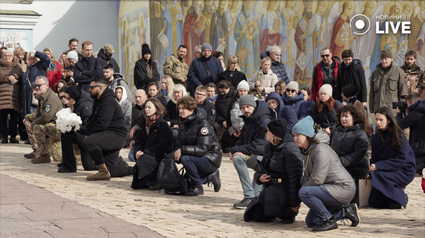 Люди навколішки зустрічають кортеж на похороні Василя Ратушного