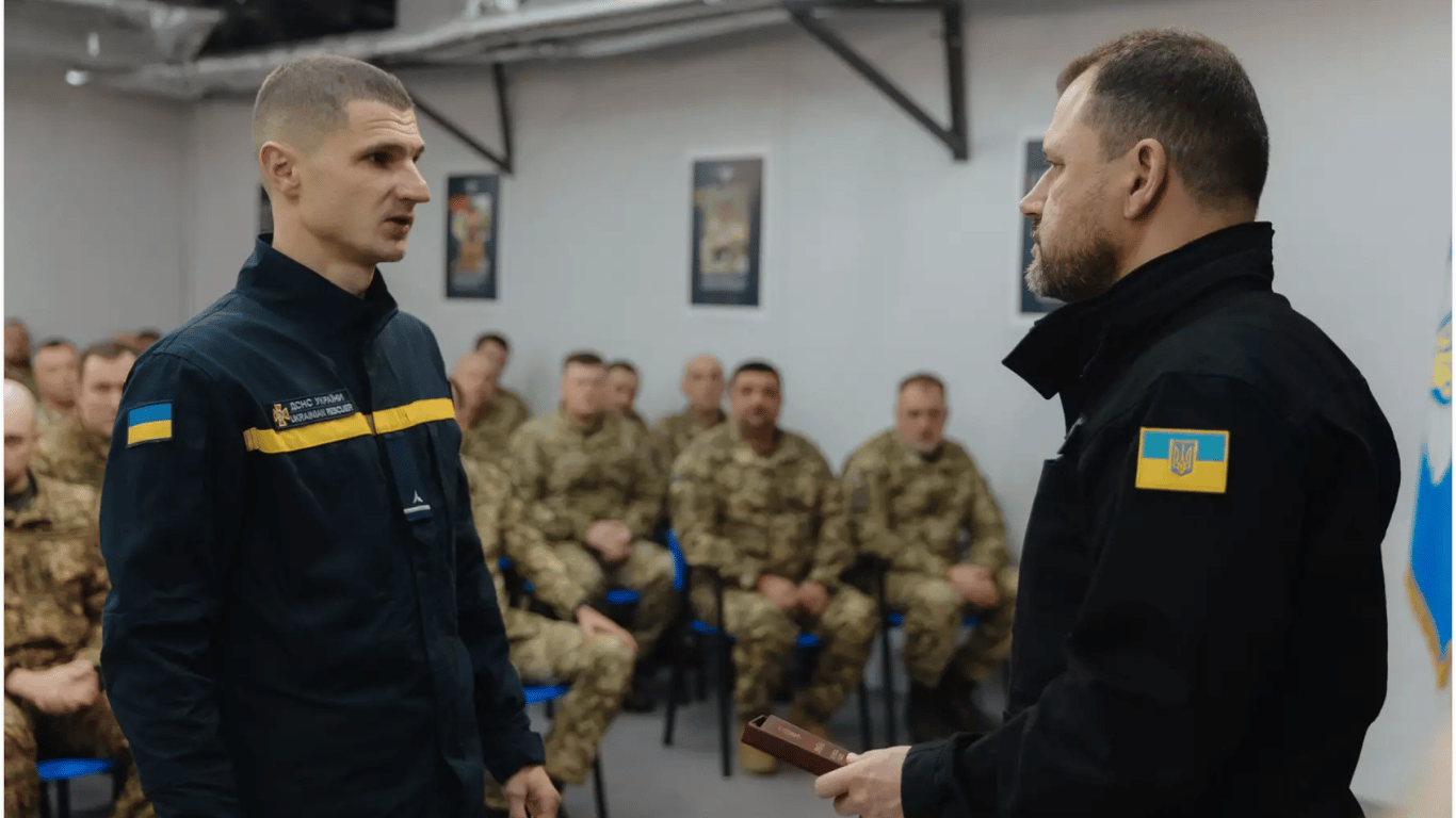 Клименко вручил награды спасателям, полицейским и военным