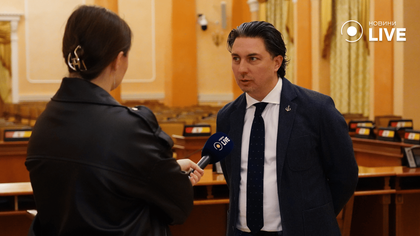 Чиновник о борьбе с визуальным шумом. Фото: Новости.LIVE/ Юлия Браславская