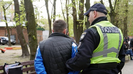 У Хмельницькому чоловік влаштував стрілянину: його затримала поліція - 304x171