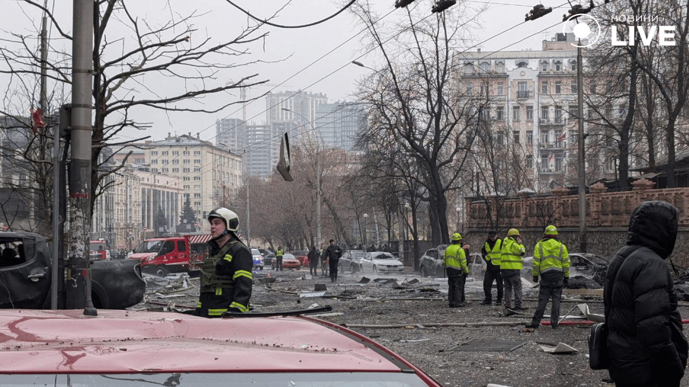 Київ під ударом: фото з місця руйнувань після обстрілу