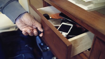 Почему старый смартфон не стоит просто оставлять в ящике - 285x160