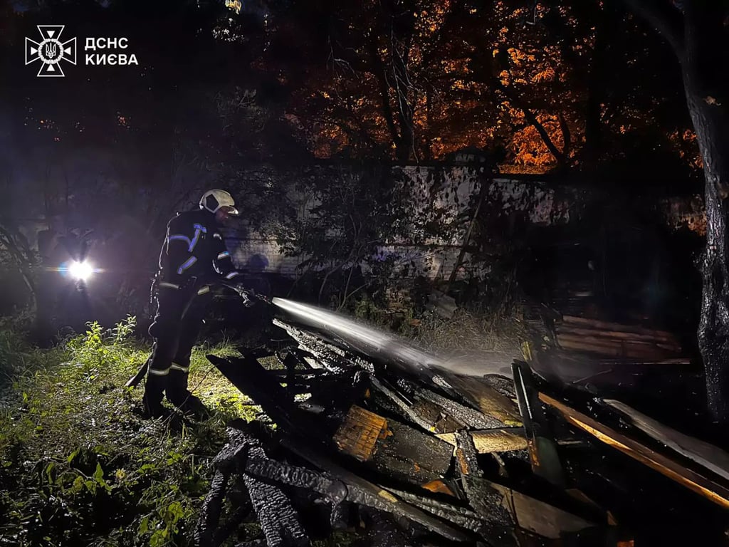 У Києві сталася пожежа на території пам’ятки архітектури XVIII століття — фото - фото 2