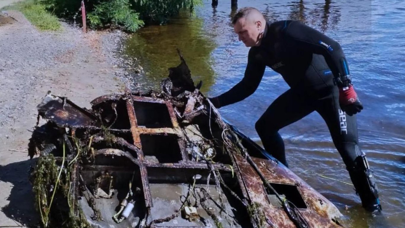 Водолазы-саперы вытащили из реки обломки дрона-камикадзе "Шахед"