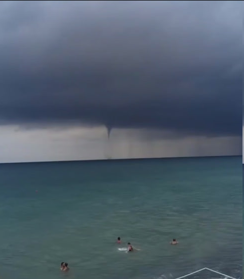 Катаклізми охопили Росію — буревій досягнув Краснодарського краю - фото 1