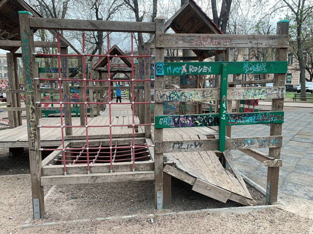 Після скандалів в Одесі демонтують аварійний дитячий майданчик - фото 2