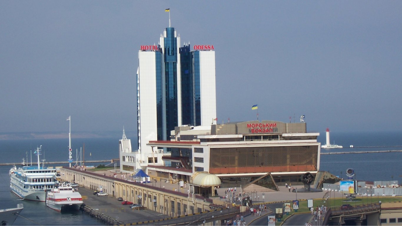 Вид на морвокзал з Потьомкінських сходів. Фото: google