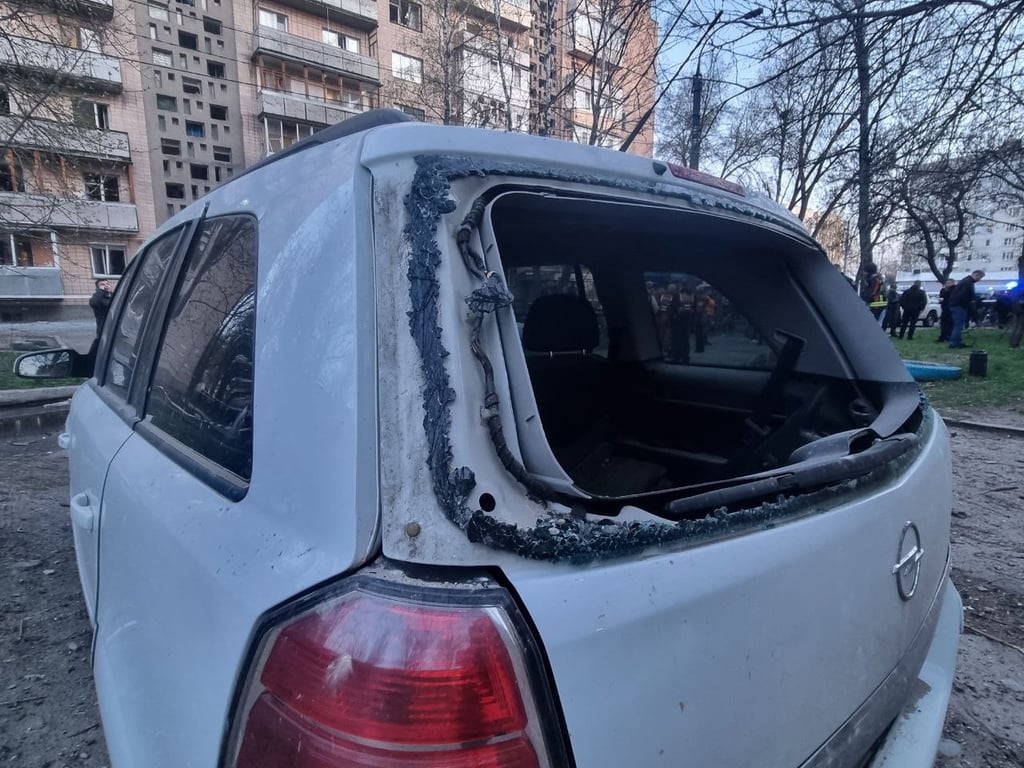 Автівка, яка зазнала пошкоджень після обстрілу 