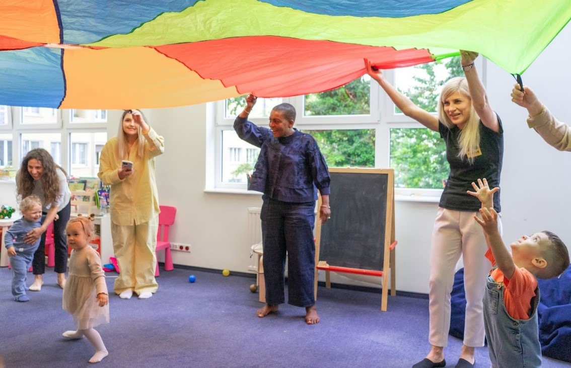 Зірка серіалу "Бріджертони" у Польщі зустрілася із біженцями з України - фото 4