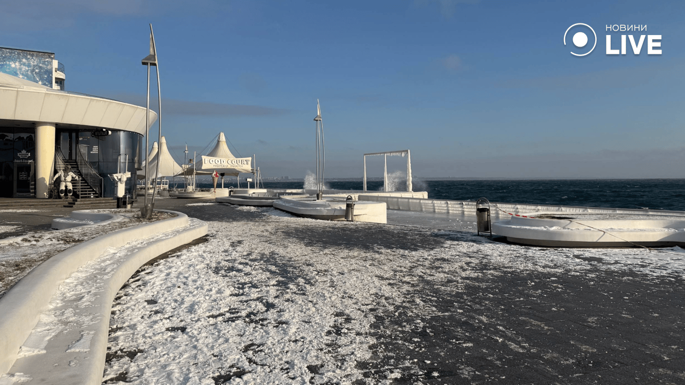 Пляж Ланжерон скувало льодом 