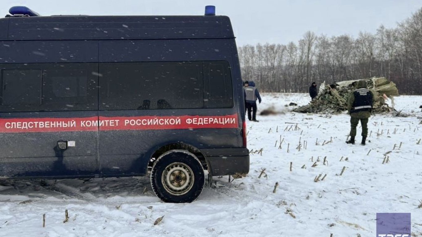 Российские СМИ опубликовали новые кадры с места падения ИЛ-76 в Белгородской области