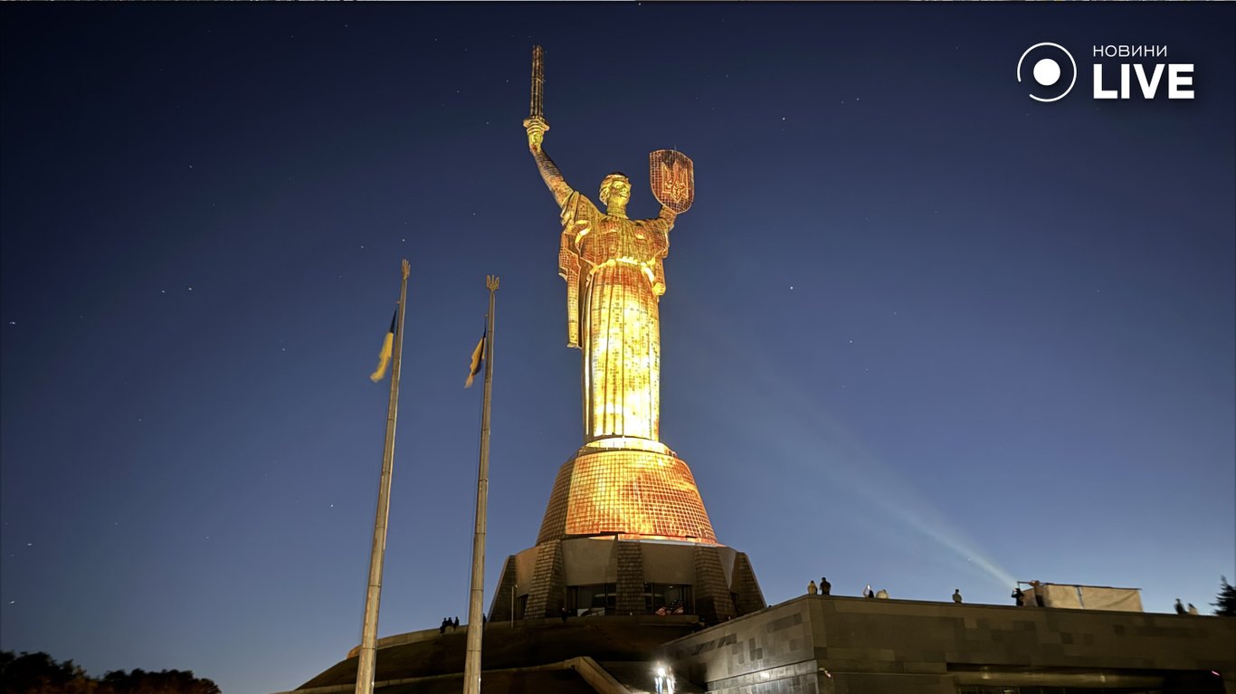 "Батьківщину-мати" підсвітили до дня розвідки: фоторепортаж - фото 3