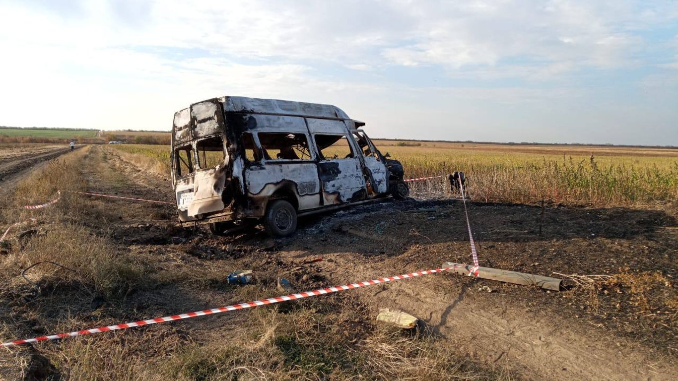 На Миколаївщині авто підірвалось на міні: є загиблий та постраждалий
