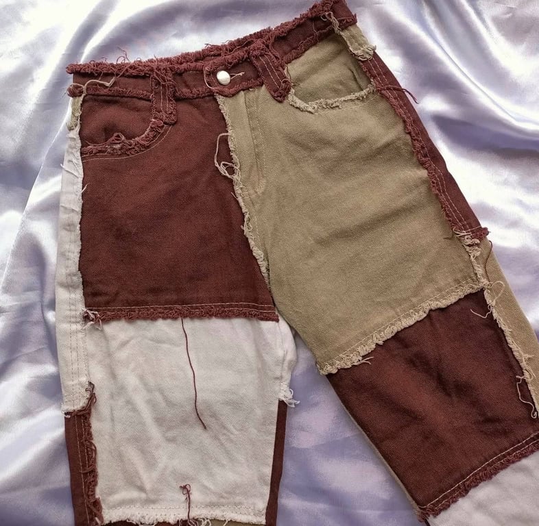 Брюки в стиле пэчворк выглядят довольно необычно.