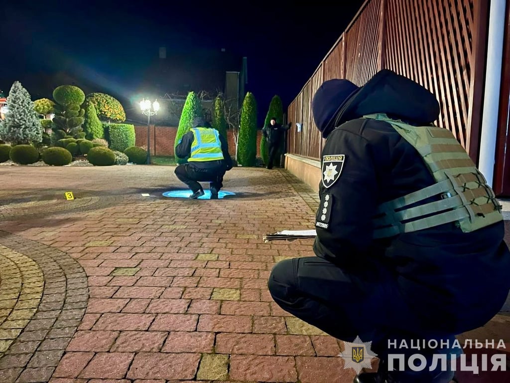 Правоохранители осматривают двор