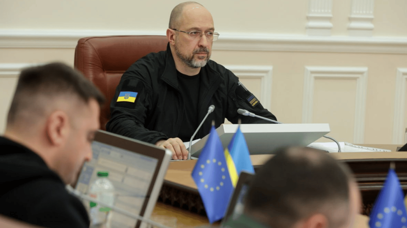 Шмыгаль рассказал, что Украина работает над демилитаризацией ЗАЭС