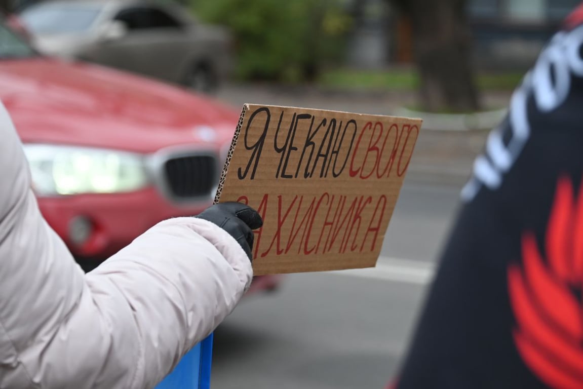 Мітинг на підтримку полонених захисників біля Одеської облради.