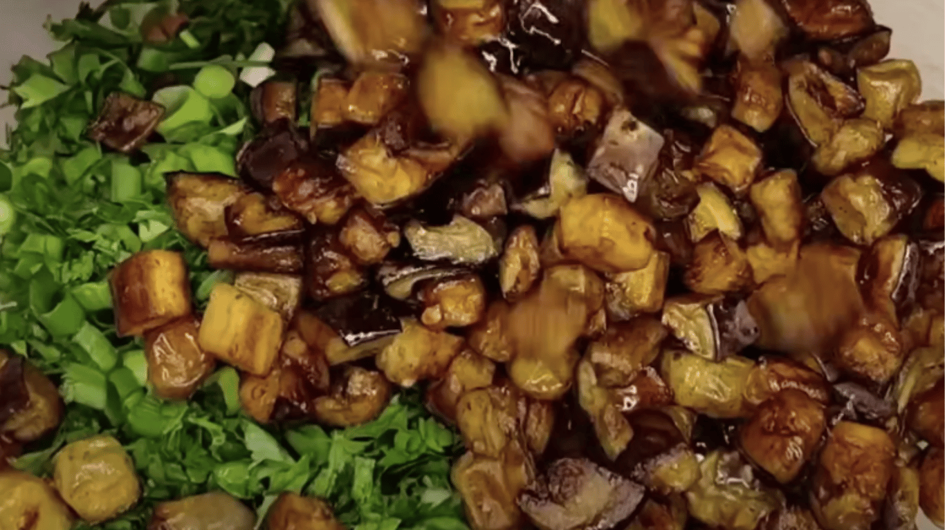 салат зі смаженими баклажанами