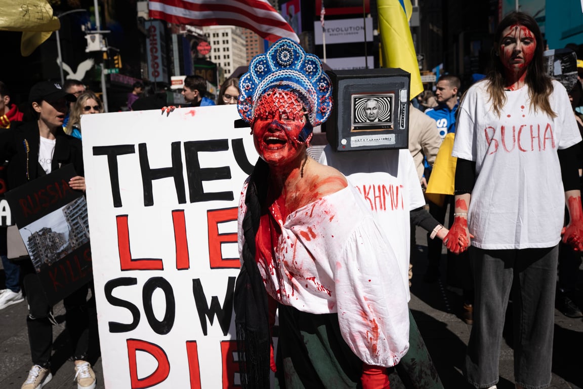 В Нью-Йорке украинские активисты устроили масштабную акцию против русской культуры - фото 11