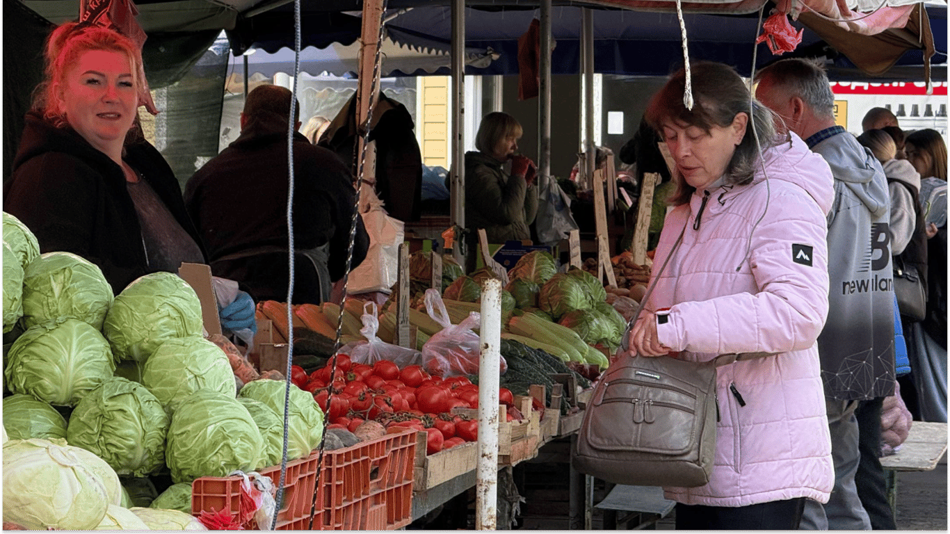 Весенний базар в Одессе: сколько стоят огурцы и клубника