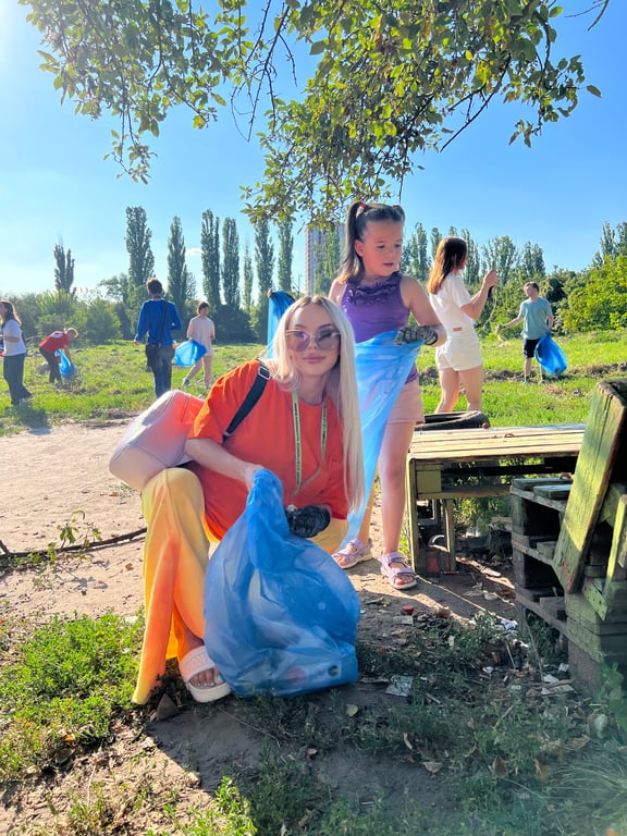 За тиждень народжувати: вагітна співачка СолоХа прибрала сміття в столичному парку - фото 2