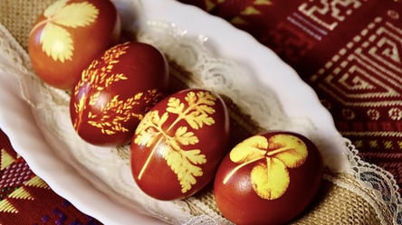 Як пофарбувати яйця з візерунком з ютуб: знадобиться цибулеве лушпиння - 285x160